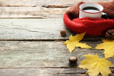 Ahşap masa kahve kırmızı eşarp ve sarı yaprakları