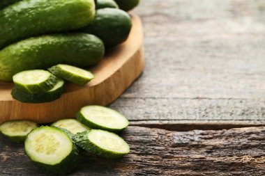 Salatalık gri ahşap masanın üzerine dilimlenmiş