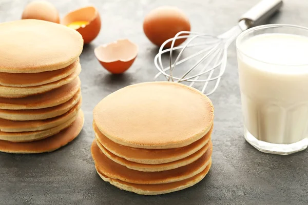 Crêpes Savoureuses Aux Œufs Verre Lait Sur Table Bois Gris — Photo