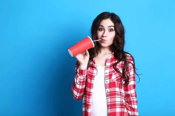 Mujer Hermosa Joven Con Taza Papel Sobre Fondo Azul — Foto de Stock