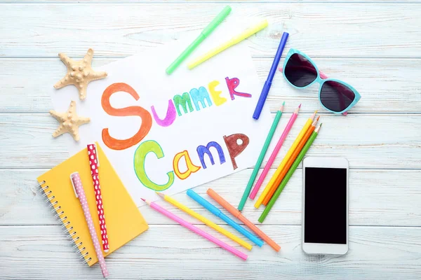 Beschriftung Sommerlager Mit Smartphone Sonnenbrille Und Seesternen Auf Holztisch — Stockfoto