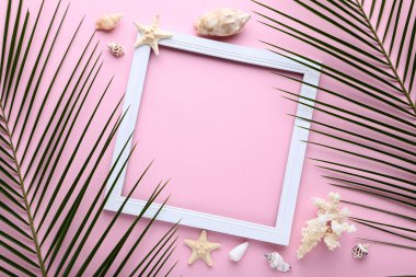 Pembe bir arka plan üzerinde kabukları ile ahşap çerçeve