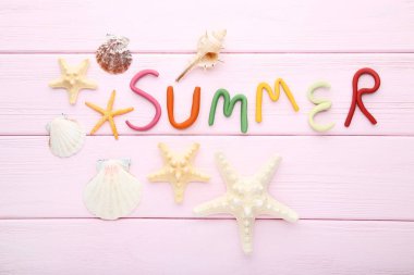 Hamuru ile kabukları pembe ahşap masa üzerinde yazıt yaz