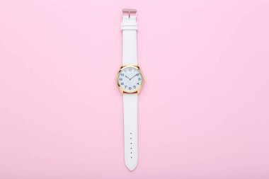Pembe bir arka plan üzerinde zarif kol saati