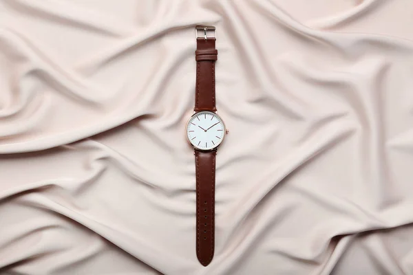 Reloj Pulsera Sobre Fondo Beige Satinado — Foto de Stock