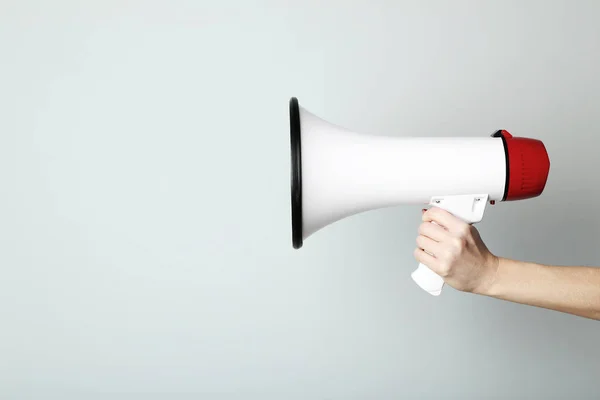 Vrouwelijke Hand Vasthouden Megafoon Grijze Achtergrond — Stockfoto