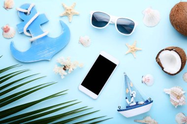 Kabukları ile mavi arka plan smartphone ve palmiye yaprağı