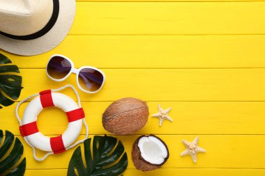 Hindistancevizi lifebuoy ve monstera yapraklar üzerinde sarı ahşap masa