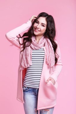 Genç kadın moda giysileri pembe bir arka plan üzerinde