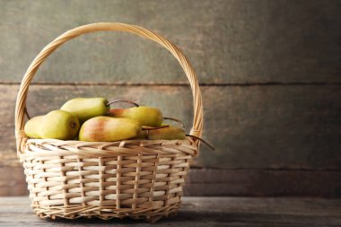 Olgun ve tatlı armut sepeti gri ahşap tablo