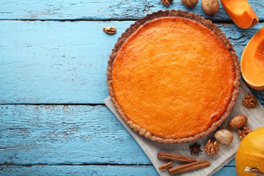 Tarçın ve ceviz ahşap tablo ile balkabağı tart