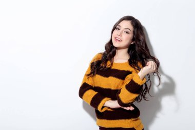 Beyaz arka plan üzerinde Çizgili kazaklı genç kadın