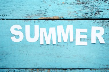 Mavi ahşap masa üzerinde yazıt yaz