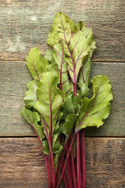 Ahşap masa üzerinde taze pancar yaprakları