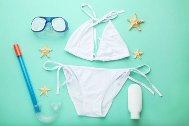 Starfishes ve dalış maske nane arka plan üzerinde beyaz mayo