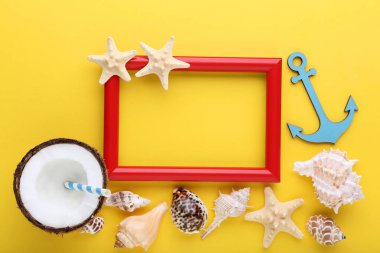 Deniz kabuklarını ve meyve sarı zemin üzerine ahşap çerçeve