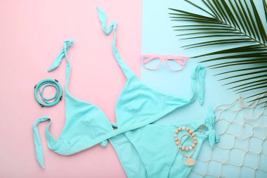 Yeşil palmiye ile mavi mayolu renkli arka plan üzerinde yapraklar