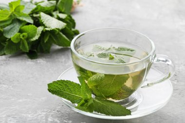 Çay nane ile beton masada bırakır