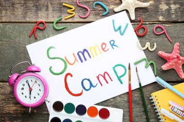 Yazıt yaz kampı çalar saat ve starfishes ahşap tablo