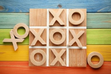 Ahşap tic tac toe oyunu renkli tablo