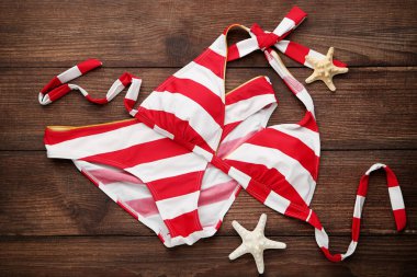 Starfishes kahverengi ahşap tablo ile çizgili mayo