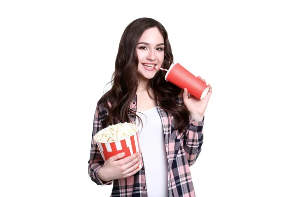 Junge Frau Mit Eimer Mit Popcorn Und Pappbecher Auf Weißem — Stockfoto