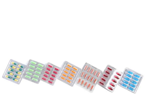 Pil Yang Berbeda Dalam Blister Pack Diisolasi Pada Latar Belakang — Stok Foto