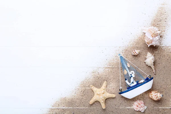 Conchas Marinas Con Nave Decorativa Sobre Mesa Madera Blanca — Foto de Stock