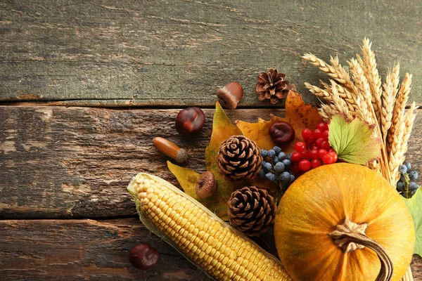 Folhas Outono Com Bagas Legumes Mesa Madeira Cinza — Fotografia de Stock