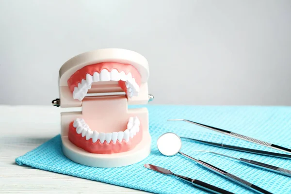 歯灰色の背景に歯科用ツール搭載 — ストック写真