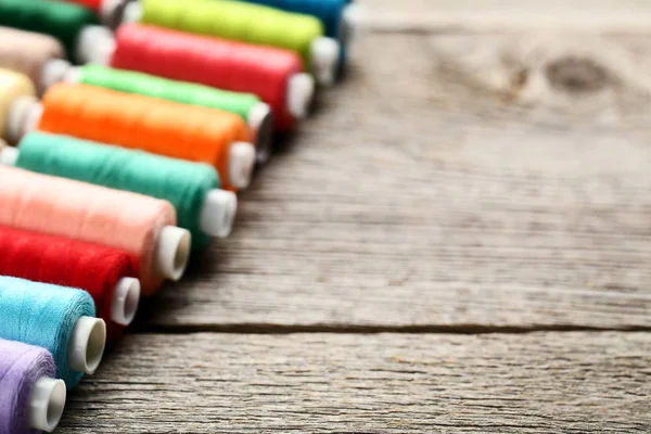 Kleurrijke Draad Spoelen Grijs Houten Tafel — Stockfoto