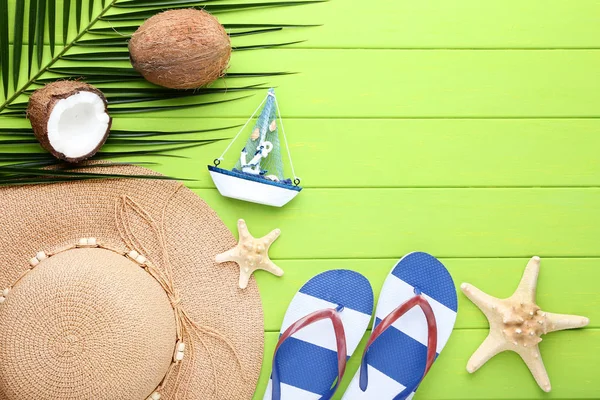 木桌上有椰子和海星的沙滩配件 — 图库照片