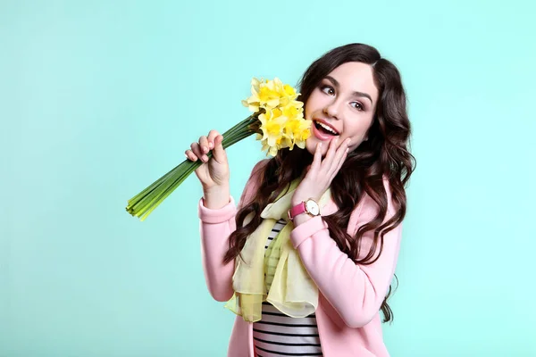 Jonge Vrouw Met Narcissus Bloemen Blauwe Achtergrond — Stockfoto