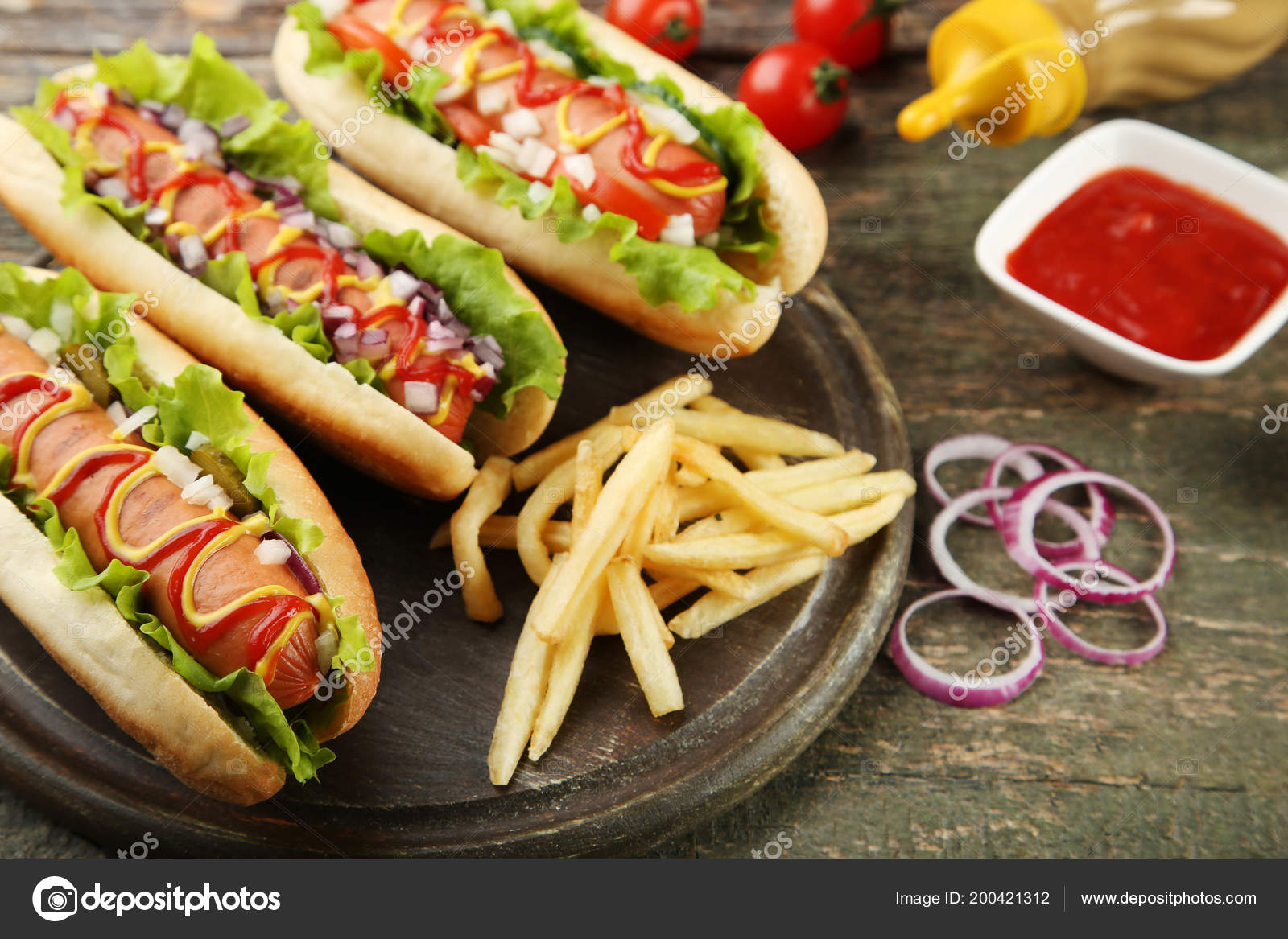 Perros Calientes Con Verduras Papas Fritas Mesa Madera: fotografía de