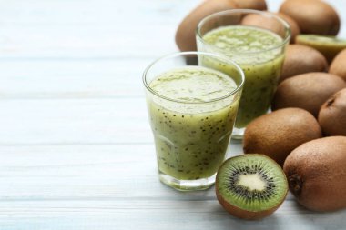 Taze kivi smoothie cam gri ahşap tablo