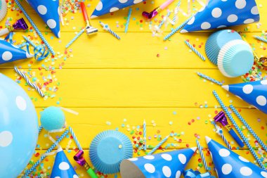 Doğum günü partisi kapaklar, üfleyiciler ve ahşap masa mum