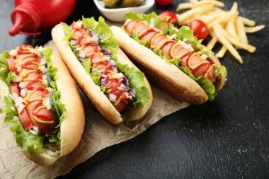 Sosisli sandviç ketçap, hardal ve sebze ahşap tablo