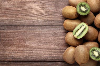 Kivi üst görünümü gri ahşap tablo