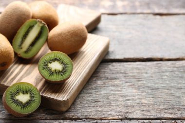 Kivi ahşap yüzey üzerinde kahverengi kesme tahtası üzerinde