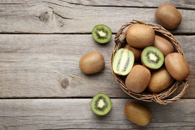 Kivi Meyve sepeti en iyi görünümü gri ahşap tablo