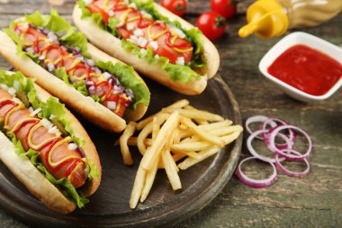 Sosisli sandviç sebze ve patates kızartması ahşap tablo