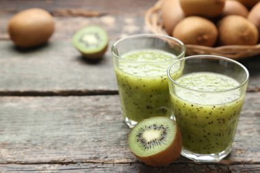 Taze kivi smoothie cam gri ahşap tablo