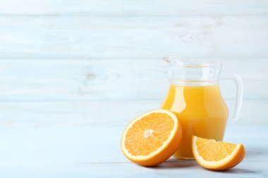Portakal suyu ahşap masa üzerinde sürahi ile