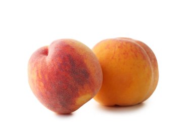 İki olgun beyaz arka plan üzerinde izole meyve şeftali