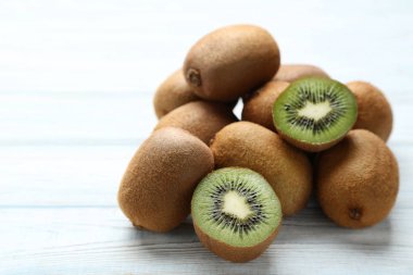 Kivi beyaz tahta masada yığını