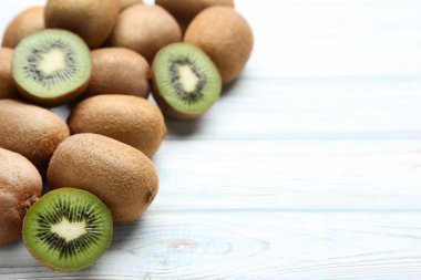 Kivi beyaz tahta masada yığını