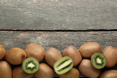 Kivi üst görünümü gri ahşap tablo