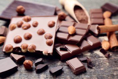 Fındıklı çikolata parçaları görünümü Kapat ahşap tablo