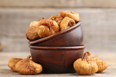 Kurutulmuş incir kase gri ahşap tablo