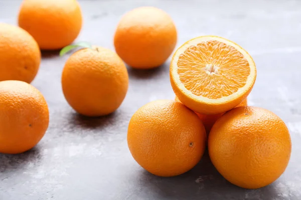 Orangenhaufen Auf Grauem Steintisch — Stockfoto